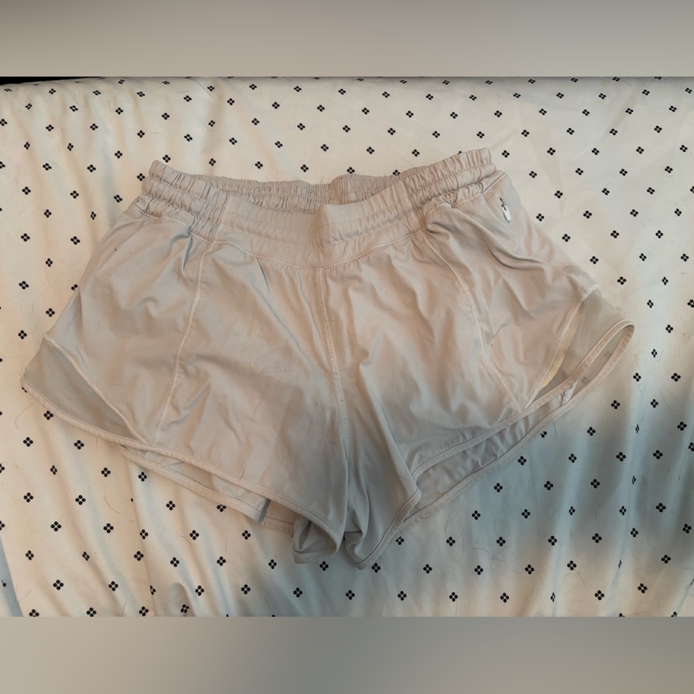 White lululemon hotty hot shorts 2.5 inseam